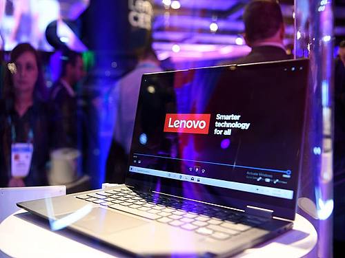 Ein 5G-Personalcomputer des chinesischen Computerherstellers Lenovo, der weltweit erste PC mit 5G-Konnektivität, ist auf der Technik-Messe CES ausgestellt. Foto: Wu Xiaoling/XinHua/dpa