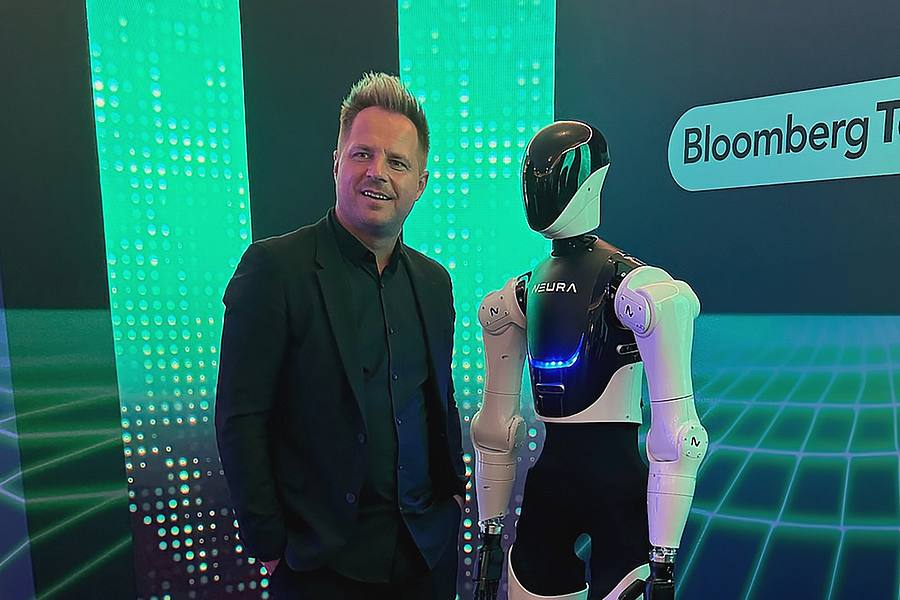 Neura Robotics-Gründer David Reger und sein Roboter