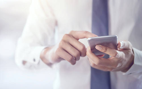 Geschäftsmann bedient Smartphone