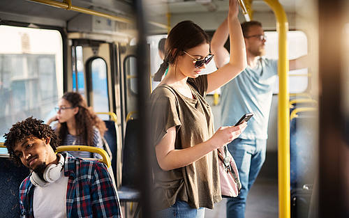 Frau mit Smartphone im Bus