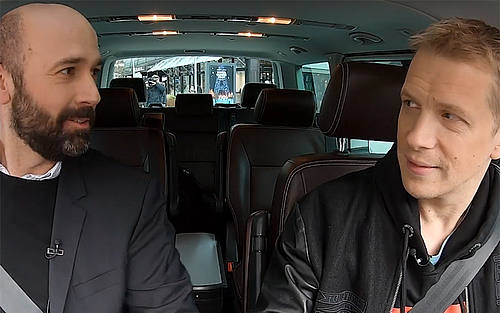 Alexander Rabe und Oliver Pocher im DigiTaxi.