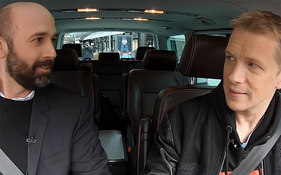 Alexander Rabe und Oliver Pocher im DigiTaxi.