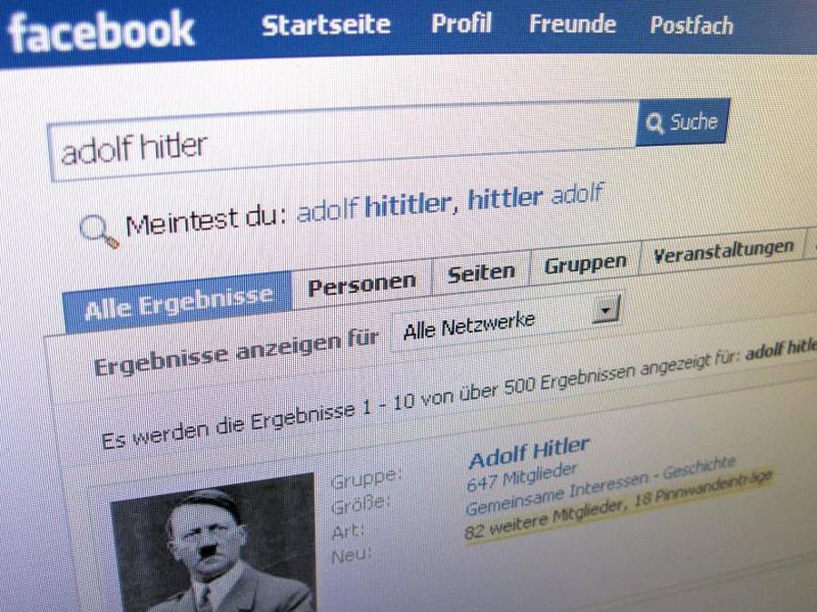 Facebook-Trefferliste bei der Suche nach „Adolf Hitler”. Rechtsextreme agitieren immer häufiger in Sozialen Netzwerken wie Facebook, Twitter und YouTube.