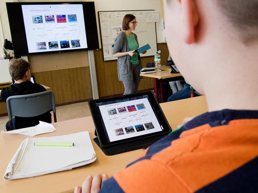 Unterricht in der 5. Klasse an der Oberschule Gehrden. (Fast) Immer mit dabei: Tablets auf jedem Platz. Foto: Julian Stratenschulte