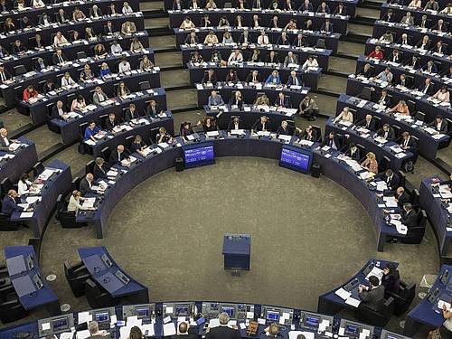 Mitglieder des Europäischen Parlaments nehmen an einer Abstimmung teil. Foto: Jean-Francois Badias/AP/dpa
