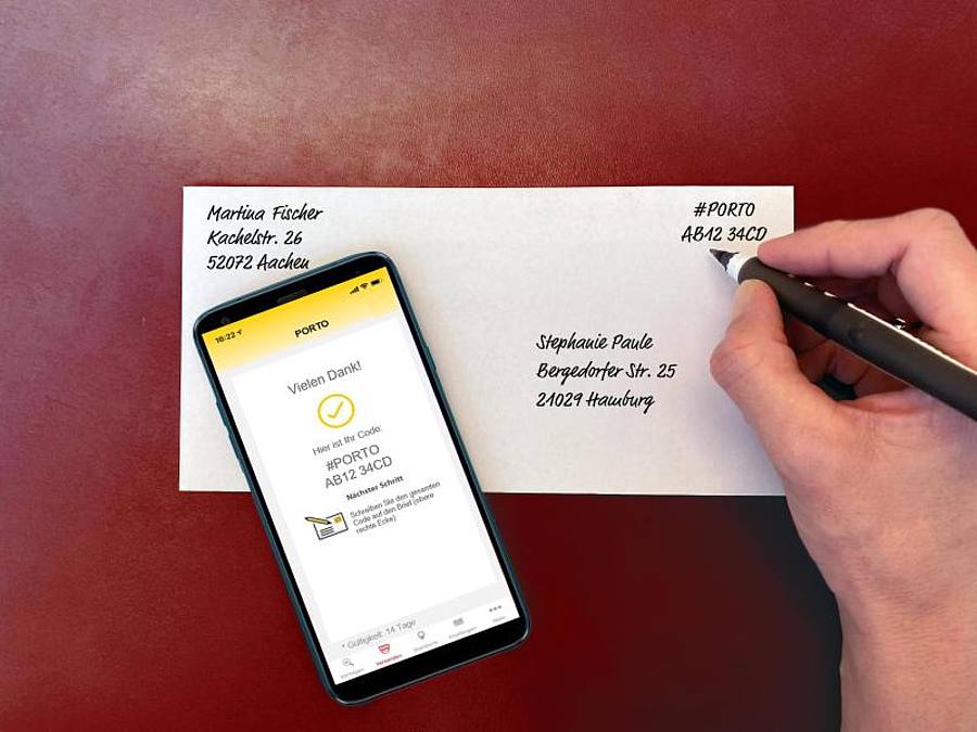 Wer seinen Brief frankieren will, kann künftig zum Smartphone greifen und die App nutzen. Foto: Deutsche Post DHL Group/dpa