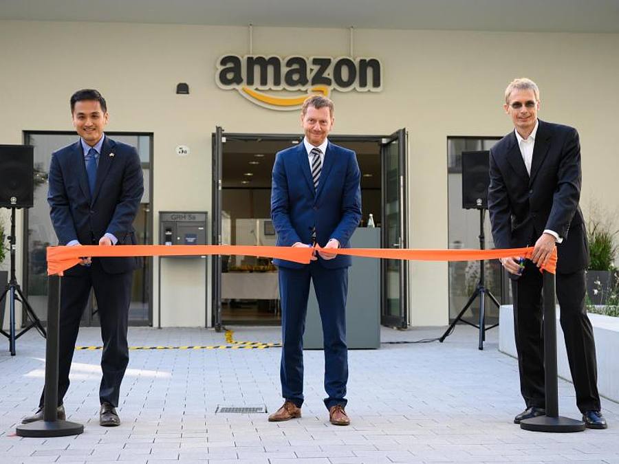 Bei der Eröffnung des Amazon Development Center Dresden wird das Band durchgeschnitten. Foto: Robert Michael/dpa-Zentralbild/dpa