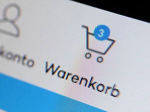 Das Symbol eines Warenkorbes, beziehungsweise eines Einkaufswagen fotografiert von der Webseite eines Internethändlers. Foto: picture alliance / Karl-Josef Hildenbrand/dpa