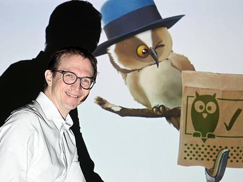 Jan Reichert, Geschäftsführer der Firma kr3m, im Hintergrund die App «Klima Buddy» mit einem Waldkauz. Die App ist ein Projekt des Landes Baden-Württemberg und soll 2022 erscheinen. Foto: Uli Deck/dpa