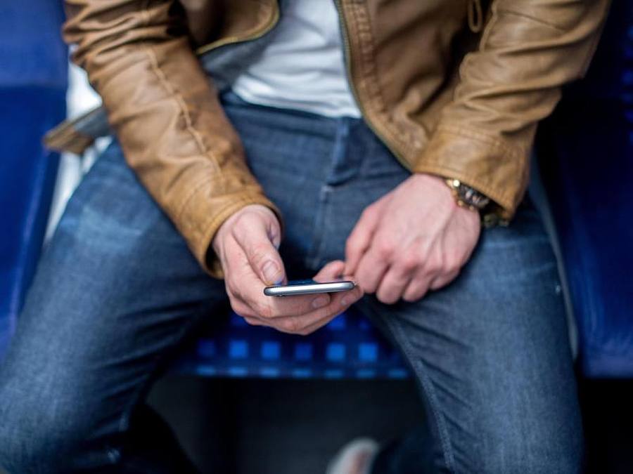 Bahnreisende in Deutschland werden in Zukunft immer häufiger unterwegs eine stabile Mobilfunkverbindung nutzen können. Foto: picture alliance / Hauke-Christian Dittrich/dpa