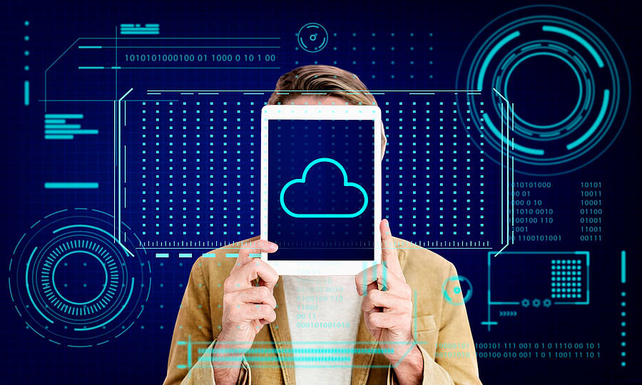 Kopf hinter iPad mit Cloud-Symbol