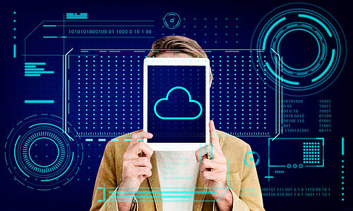 Kopf hinter iPad mit Cloud-Symbol
