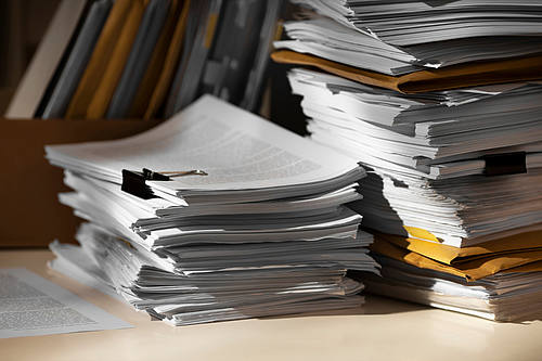 Papierstapel auf Schreibtisch