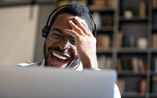 Lachen im Zoom-Meeting