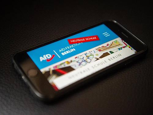Ein Handy zeigt das Internetportal «Neutrale Schule» der Berliner AfD. Sein Gegenstück in Mecklenburg-Vorpommern ist jetzt verboten worden. Foto: Arne Immanuel Bänsch