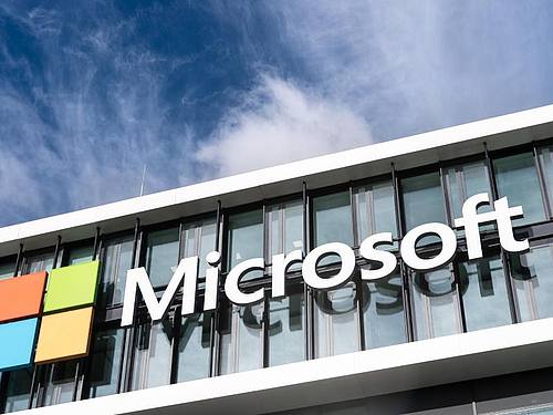 Microsoft profitiert davon, dass momentan viele von Zuhause arbeiten. Foto: Matthias Balk/dpa