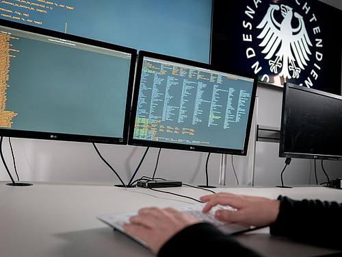 Der Bundesnachrichtendienst startet eine Kampagne zur Einstellung von Hackern. Foto: Kay Nietfeld/dpa