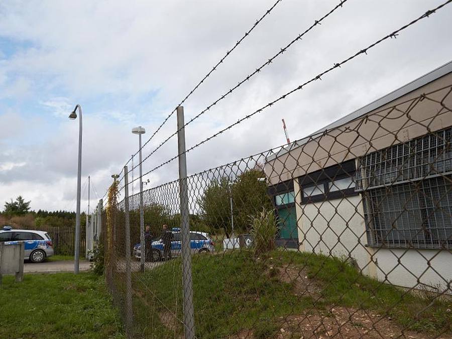 Polizisten sichern das Gelände eines ehemaligen Bundeswehr-Bunkers, in dem illegale Geschäfte im Darknet gemacht wurden. Foto: Thomas Frey/dpa/Archivbild