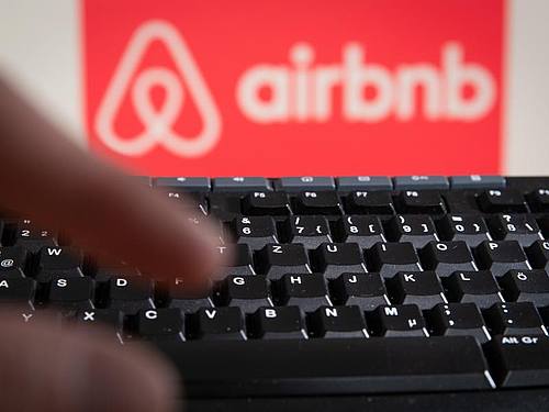 Die Vermittlungsplattform Airbnb hat nach der Einführung strengerer Regeln etwa 80 Prozent seiner Adressen in Amsterdam verloren. Foto: Friso Gentsch/dpa