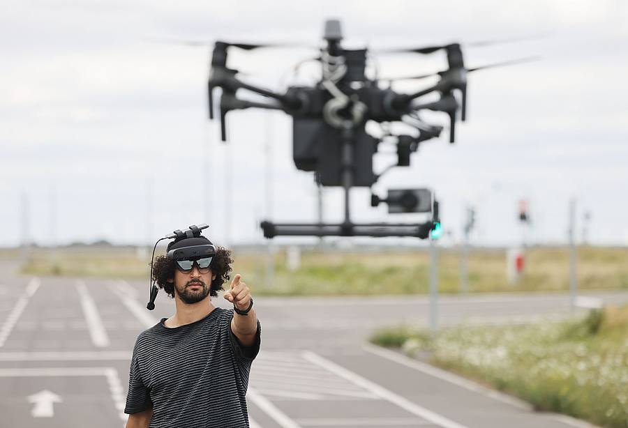 Mohamed Azzahhafi, Drohenpilot im Innovation Lab von Vodafone, steuert auf dem Vodafone 5G Mobility Lab die Drohne DJI Matrice 210 RTK.