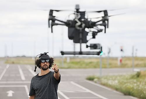 Mohamed Azzahhafi, Drohenpilot im Innovation Lab von Vodafone, steuert auf dem Vodafone 5G Mobility Lab die Drohne DJI Matrice 210 RTK.