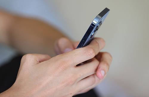 Software wie Pegasus kann das Leben von Telefonbesitzers ausspionieren.