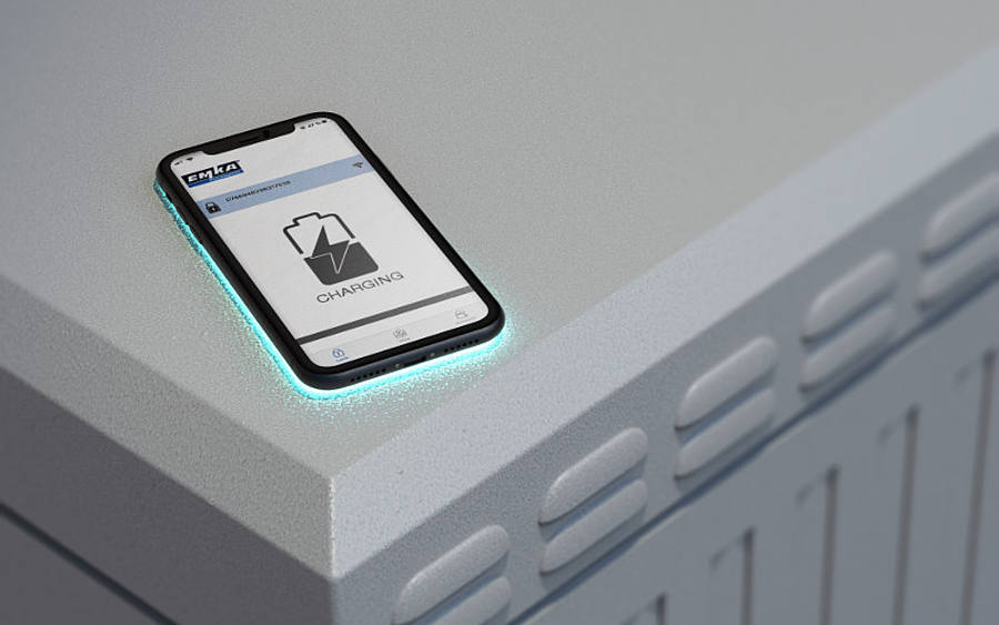 Smartphone liegt auf Schaltschrank