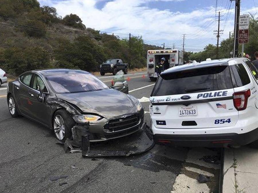 Mindestens zwei Mal haben nach Tesla-Unfällen bereits gelöschte Batterien erneut gebrannt. Foto: Laguna Beach Police Department/AP