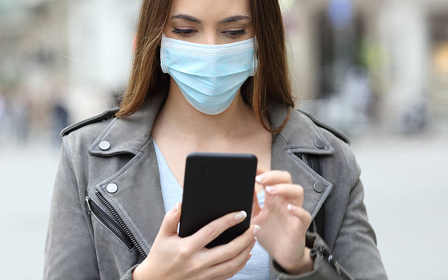 Frau nutzt Corona-Warn-App