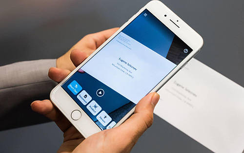 Ein Smartphone erfasst einen Text mit Seeing AI