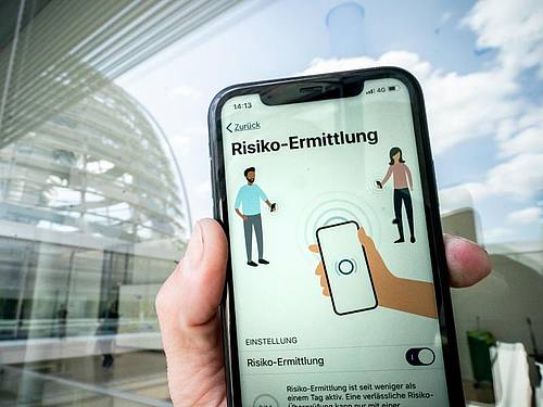 Die Corona-Warn-App auf dem Display eines Smartphones. Foto: Michael Kappeler/dpa