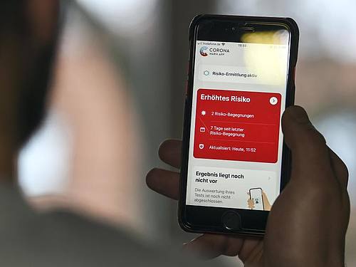 Auf einem Handy zeigt die Corona-Warn-App ein erhöhtes Risiko an, welches darauf hinweist, Kontakt mit einer infizierten Person gehabt zu haben. Foto: Kira Hofmann/dpa-Zentralbild/dpa