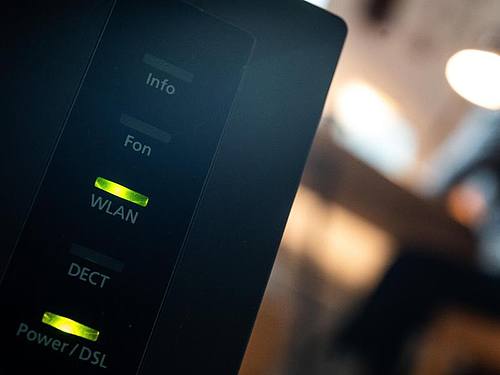 Wer in einem Mehrfamilienhaus wohnt, könnte vermutlich ab nächstem Jahr besseres WLAN bekommen. Foto: Sebastian Gollnow/dpa