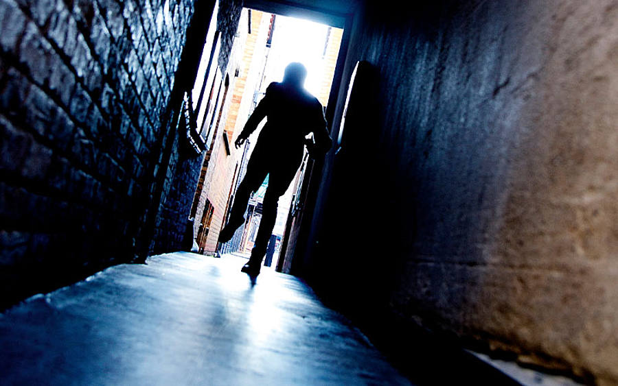 Mann in Hintergasse