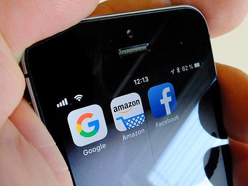 Apps auf dem Startbildschirm eines Smartphones.