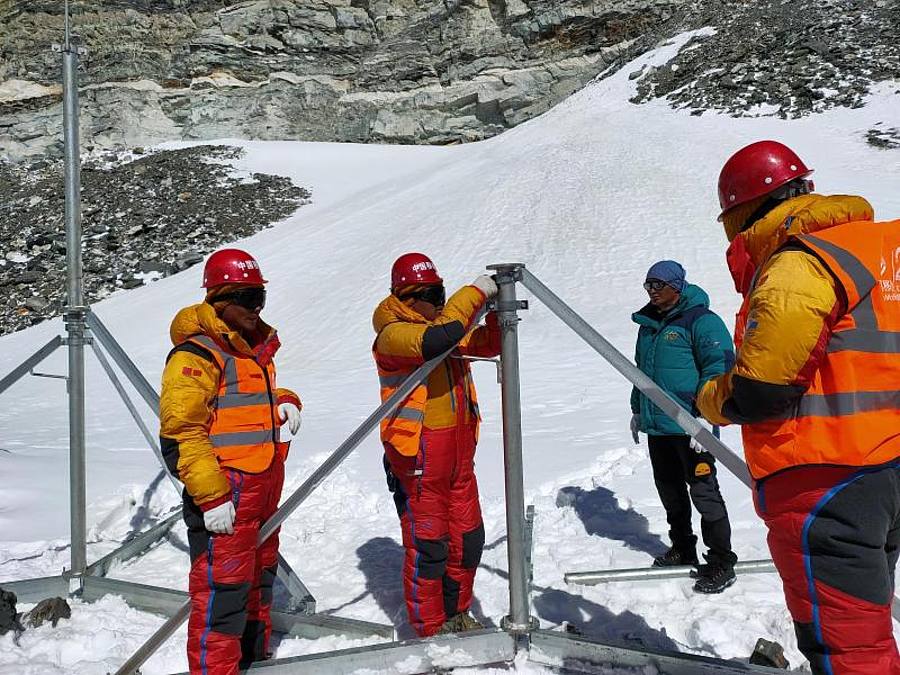 Mitarbeiter von China Mobile errichten in der Nähe des Basislagers des Berges Qomolangma eine 5G-Basisstation. Foto: China Mobile/XinHua/dpa