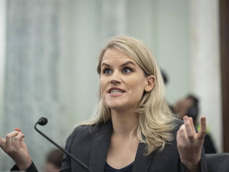 Frances Haugen, ehemalige Facebook-Mitarbeiterin und Whistleblowerin, sagt während einer Anhörung aus. Foto: Drew Angerer/Pool Getty Images North America/AP/dpa