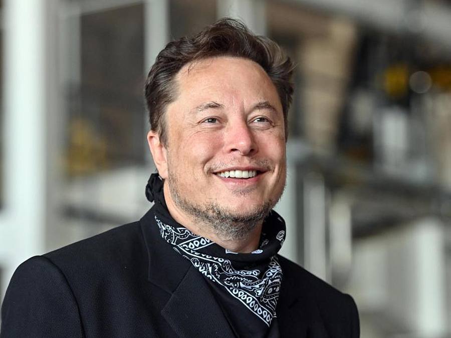 Elon Musk, Tesla-Chef, steht bei einem Pressetermin in der Gießerei der Tesla Gigafactory in Brandenburg. (Archivbild). Foto: Patrick Pleul/dpa-Zentralbild/dpa