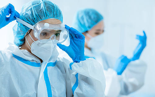 Krankenhauspersonal in Schutzkleidung