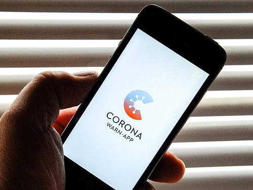 Die Entwickler der Corona-Warn-App des Bundes haben den kompletten Programmcode offengelegt. Foto: Stefan Jaitner/dpa