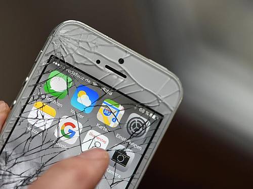 Apple wird künftig den Zugang zu Original-Ersatzteilen nicht mehr so stark begrenzen wie bisher. Foto: Jens Kalaene/dpa-Zentralbild/dpa