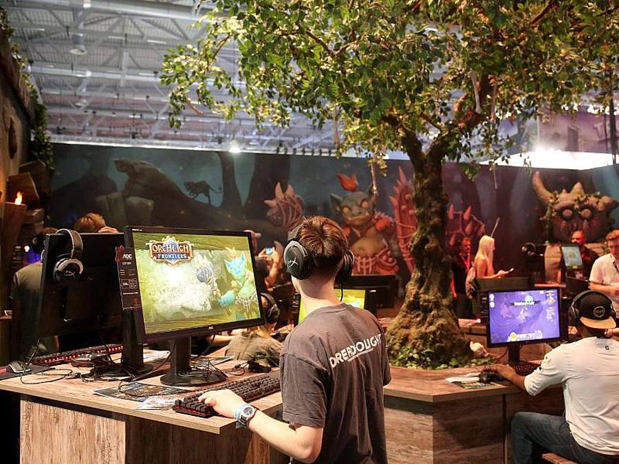 Besucher der Gamescom testen das Spiel "Torchlight" von Runic Games. Zum zehnten Mal findet die Computer Spielemesse in Köln statt. Foto: Oliver Berg/dpa