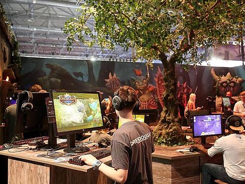 Besucher der Gamescom testen das Spiel "Torchlight" von Runic Games. Zum zehnten Mal findet die Computer Spielemesse in Köln statt. Foto: Oliver Berg/dpa