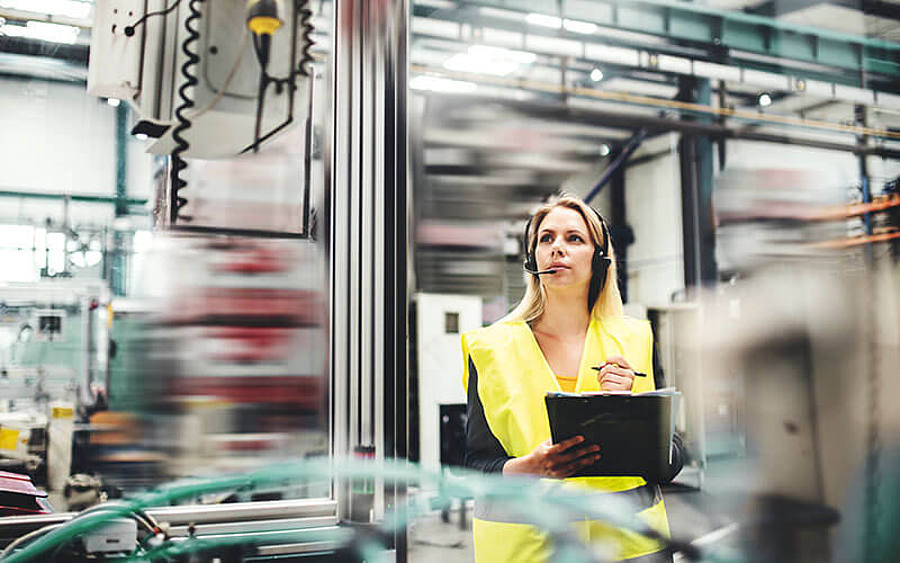 Frau in der Produktion