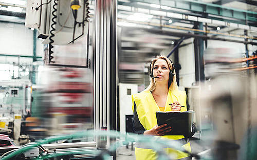 Frau in der Produktion