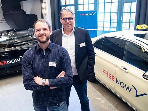 Thomas Zimmermann (l) und Alexander Mönche von der Geschäftsleitung des Fahrdienstleisters "Free Now"