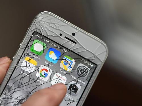 Gesplitterter, defekter Touchscreen eines iPhones