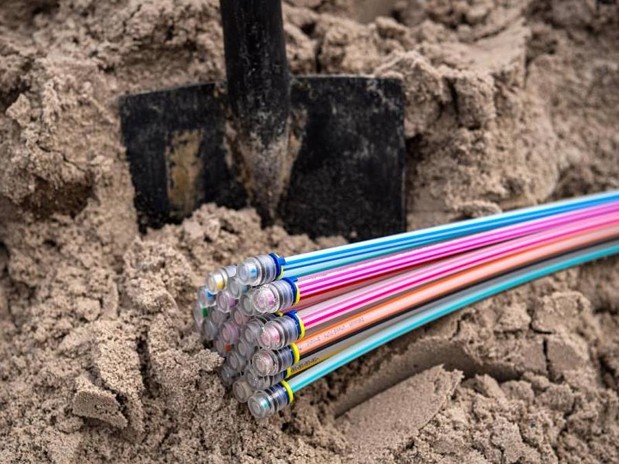 Beim Hybrid-Fiber-Coax-Netz (HFC) werden Glasfaser und dann TV-Kabel genutzt, bei «Fiber to the Home» (FTTH) führt Glasfaser bis in die Wohnung. Foto: Sina Schuldt/dpa