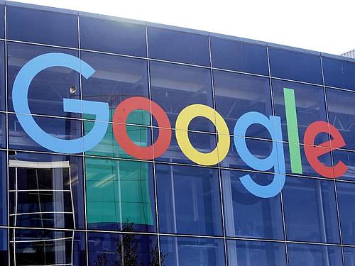 Das Logo von Google an der Fassade des Hauptsitzes des Mutterkonzerns Alphabet. Foto: Jeff Chiu/AP/dpa