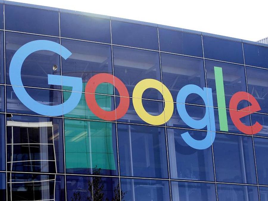 Das Logo von Google an der Fassade des Hauptsitzes des Mutterkonzerns Alphabet. Foto: Jeff Chiu/AP/dpa